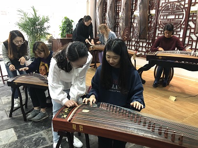 华人直播
留学生走进民族艺术教育学校2.jpg